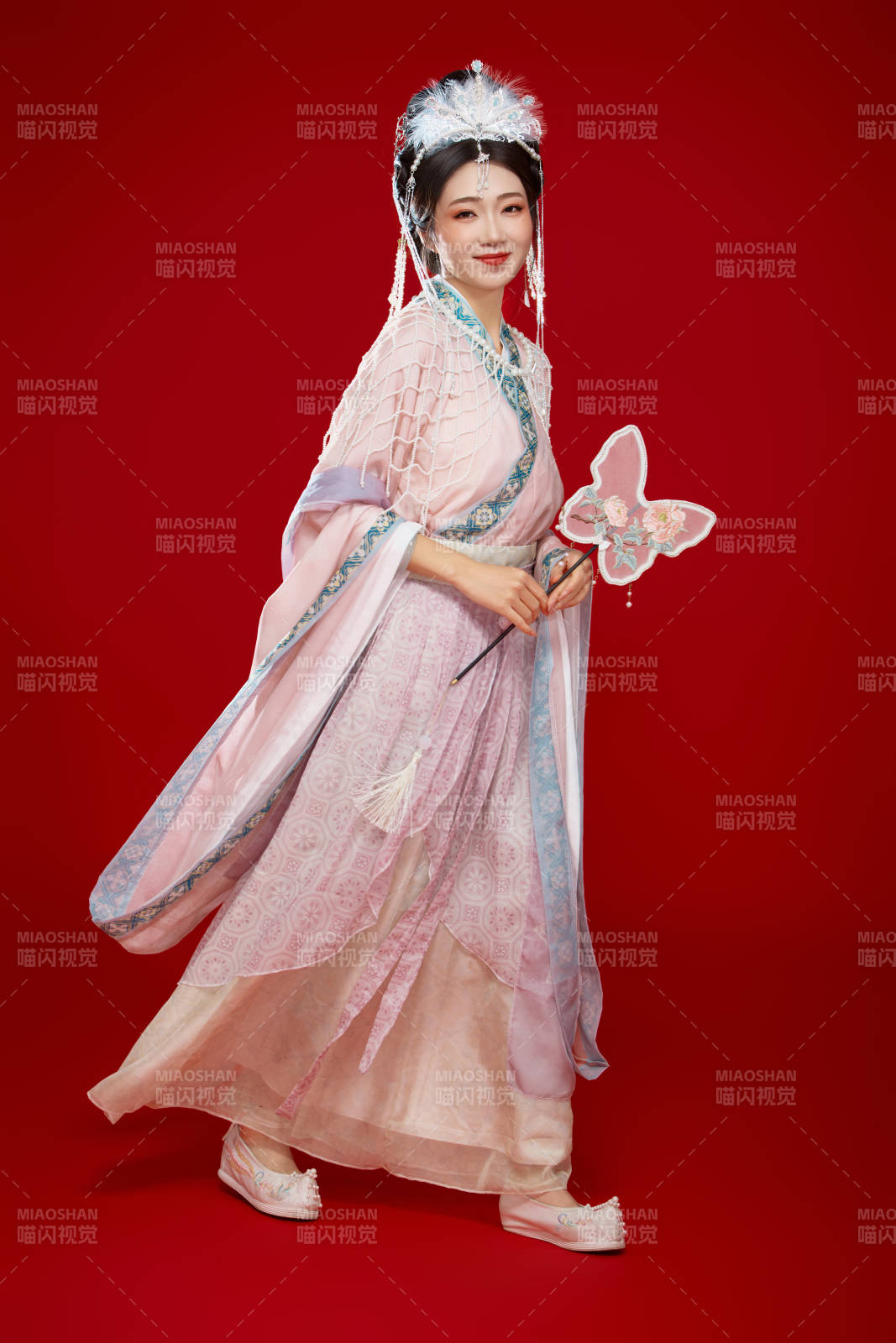 红色背景下身穿中国明朝簪花发饰汉服的美女图片