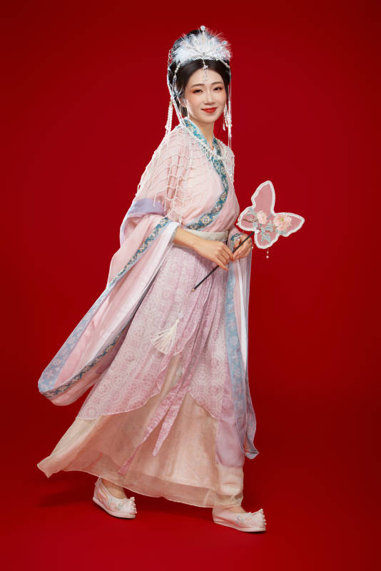 红色背景下身穿中国明朝簪花发饰汉服的美女图片