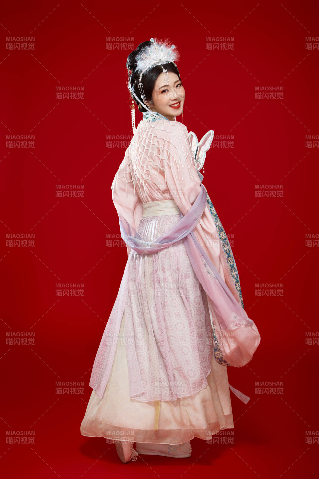 红色背景下身穿中国明朝簪花发饰汉服的美女图片