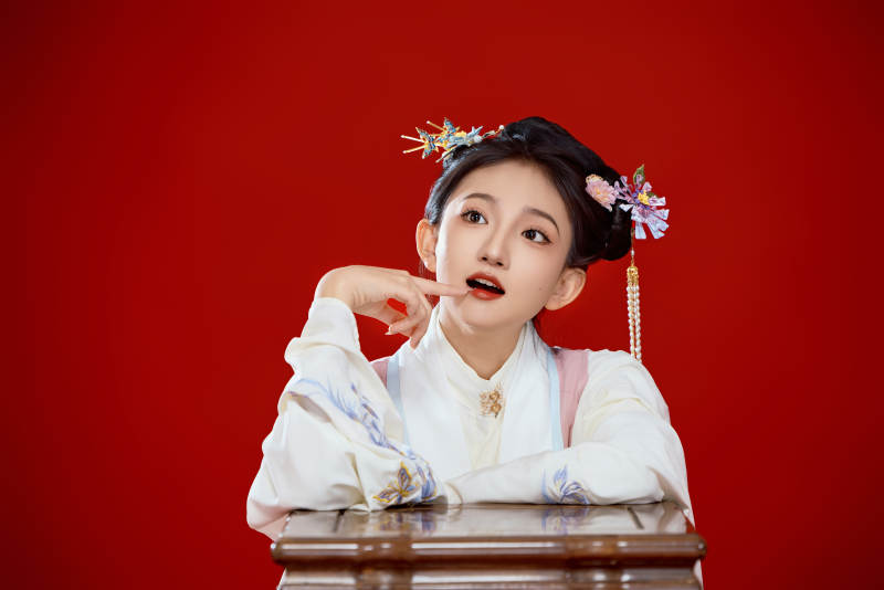 红色背景下穿着中国明朝明制汉服服饰的少女图片