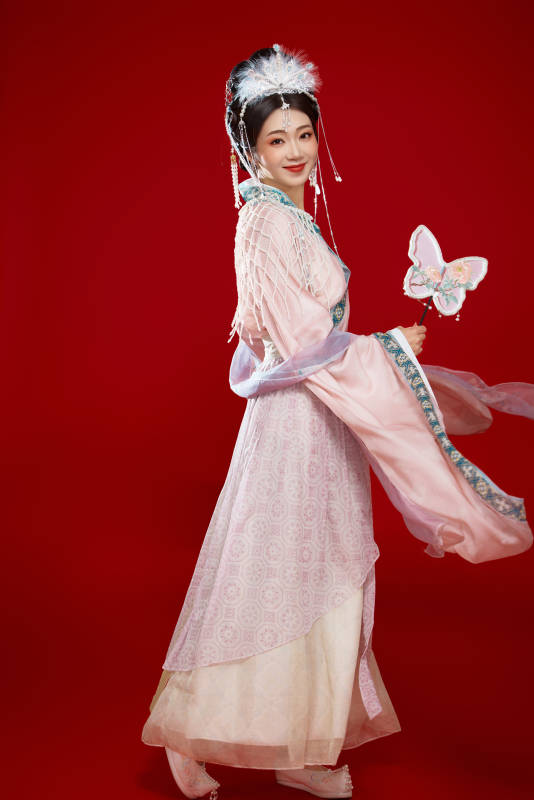 红色背景下身穿中国明朝簪花发饰汉服的美女图片