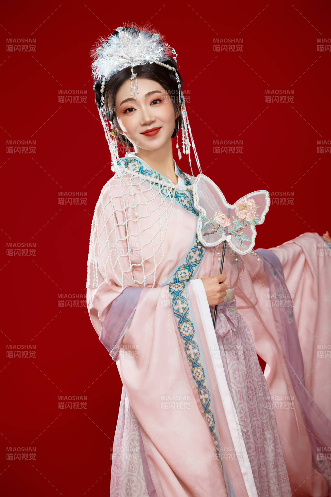 红色背景下身穿中国明朝簪花发饰汉服的美女图片