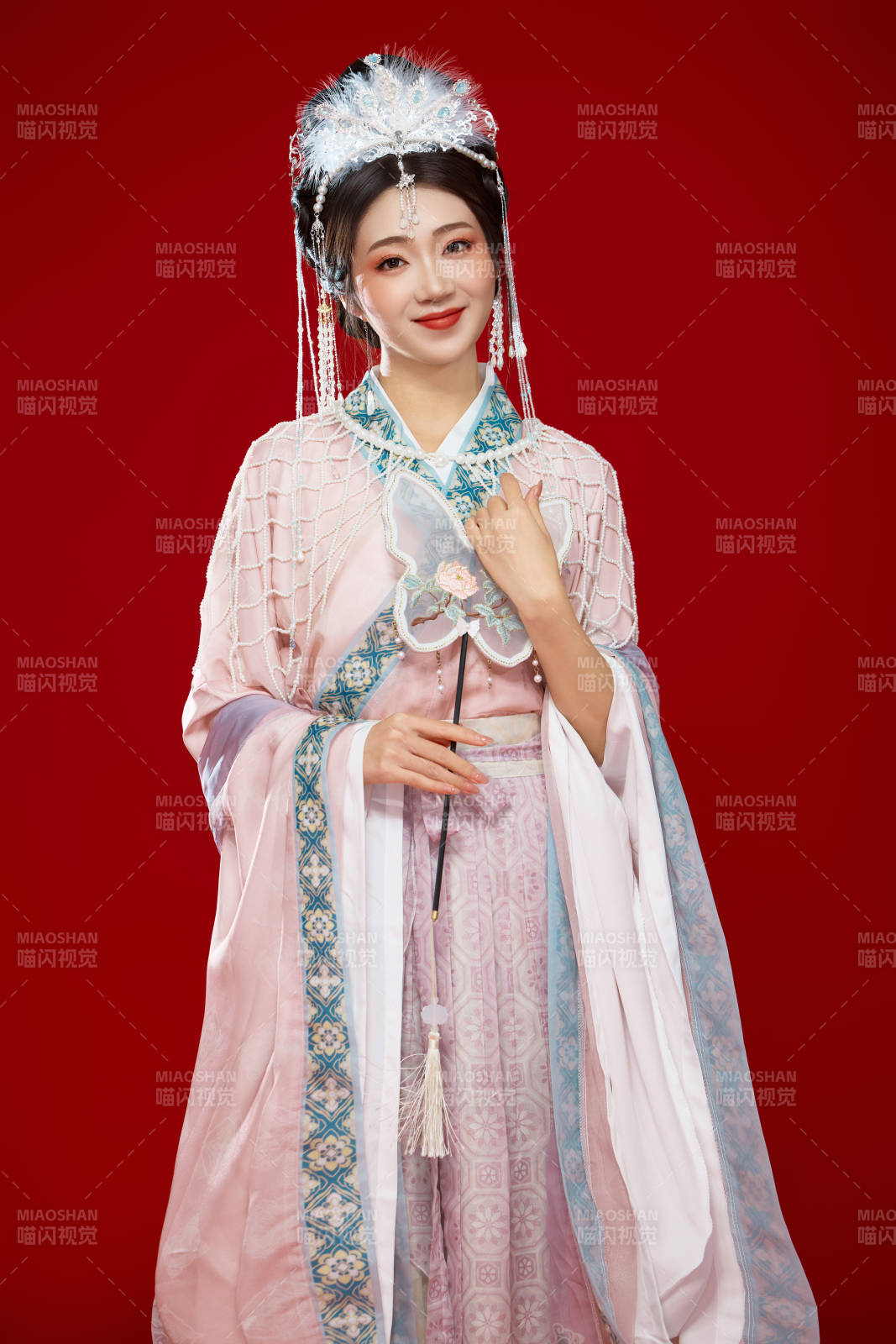 红色背景下身穿中国明朝簪花发饰汉服的美女图片