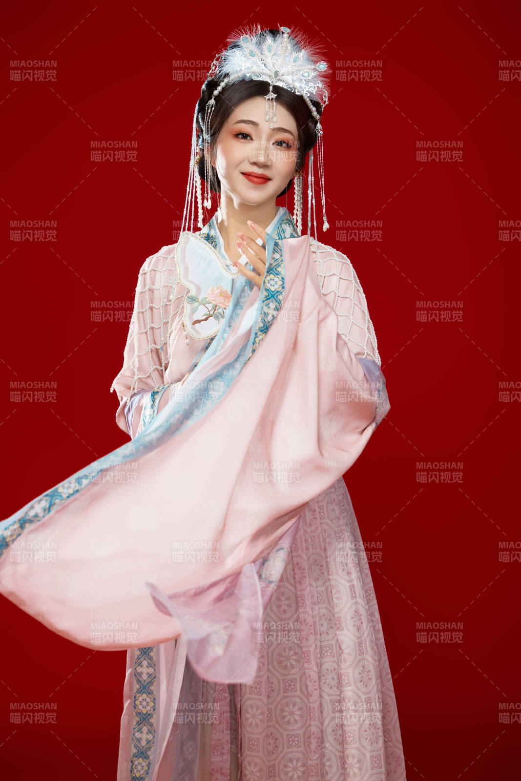 红色背景下身穿中国明朝簪花发饰汉服的美女图片