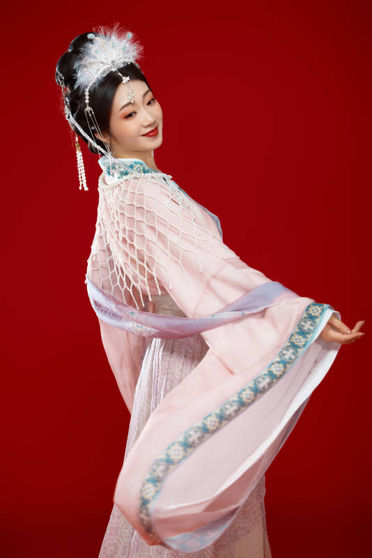 红色背景下身穿中国明朝簪花发饰汉服的美女图片