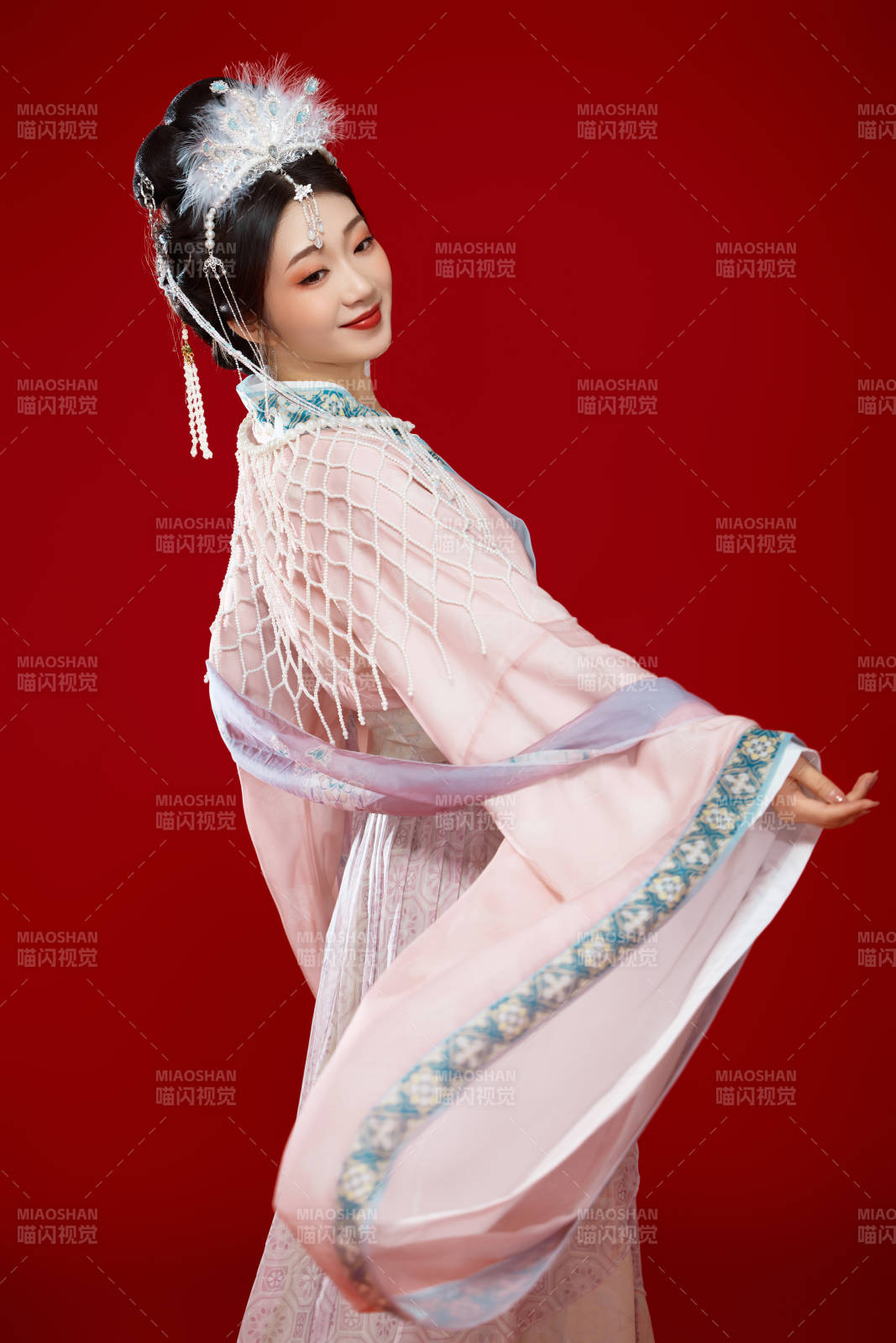 红色背景下身穿中国明朝簪花发饰汉服的美女图片