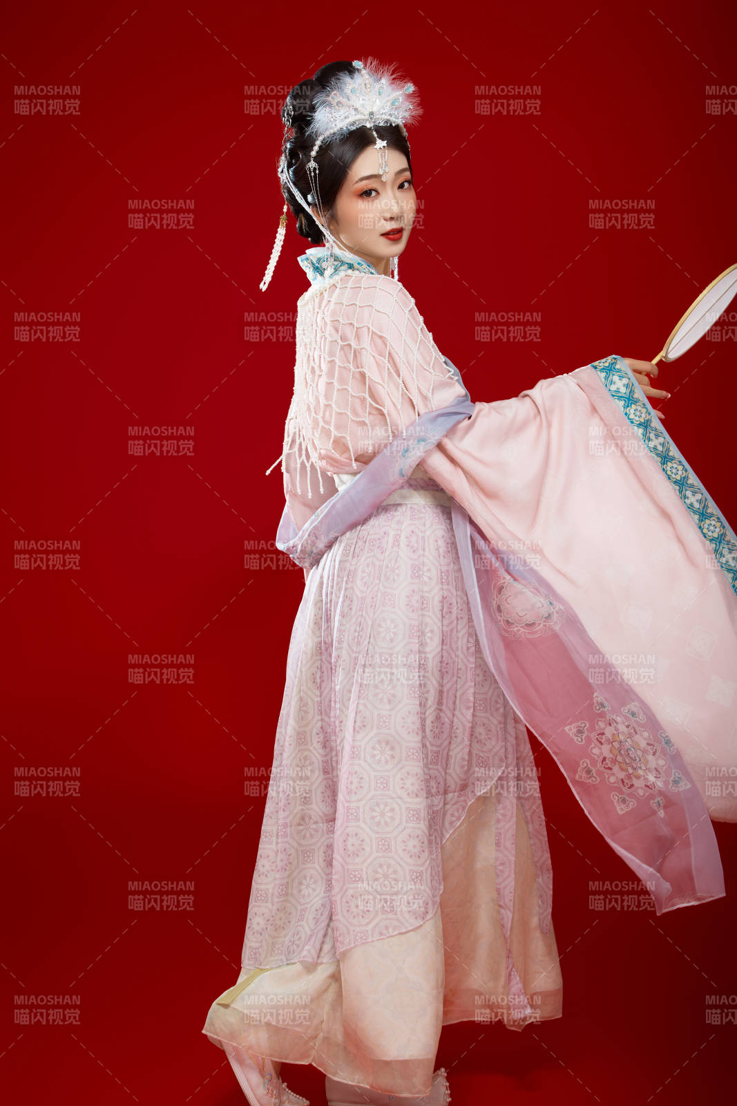 红色背景下身穿中国明朝簪花发饰汉服的美女图片