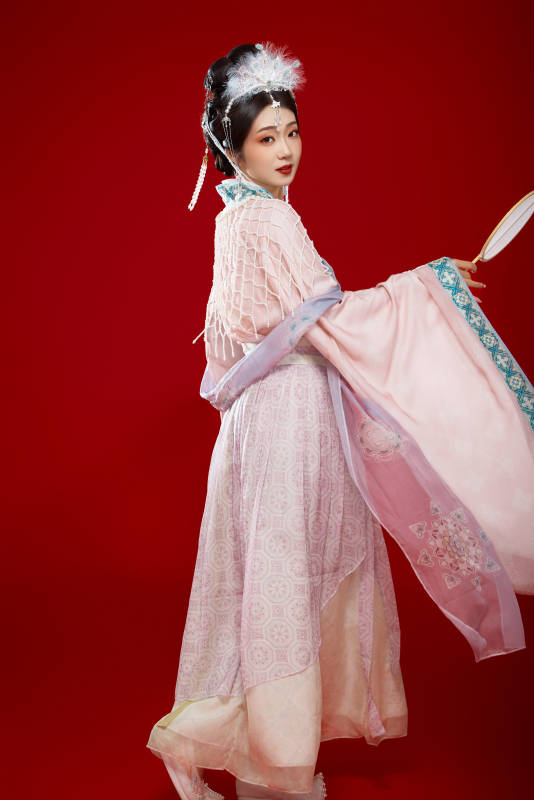 红色背景下身穿中国明朝簪花发饰汉服的美女图片