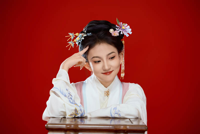 红色背景下穿着中国明朝明制汉服服饰的少女图片