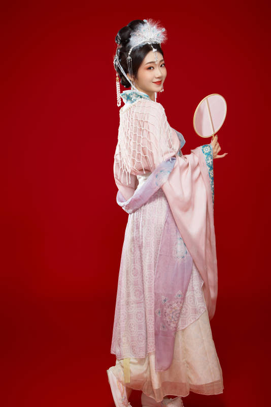 红色背景下身穿中国明朝簪花发饰汉服的美女图片