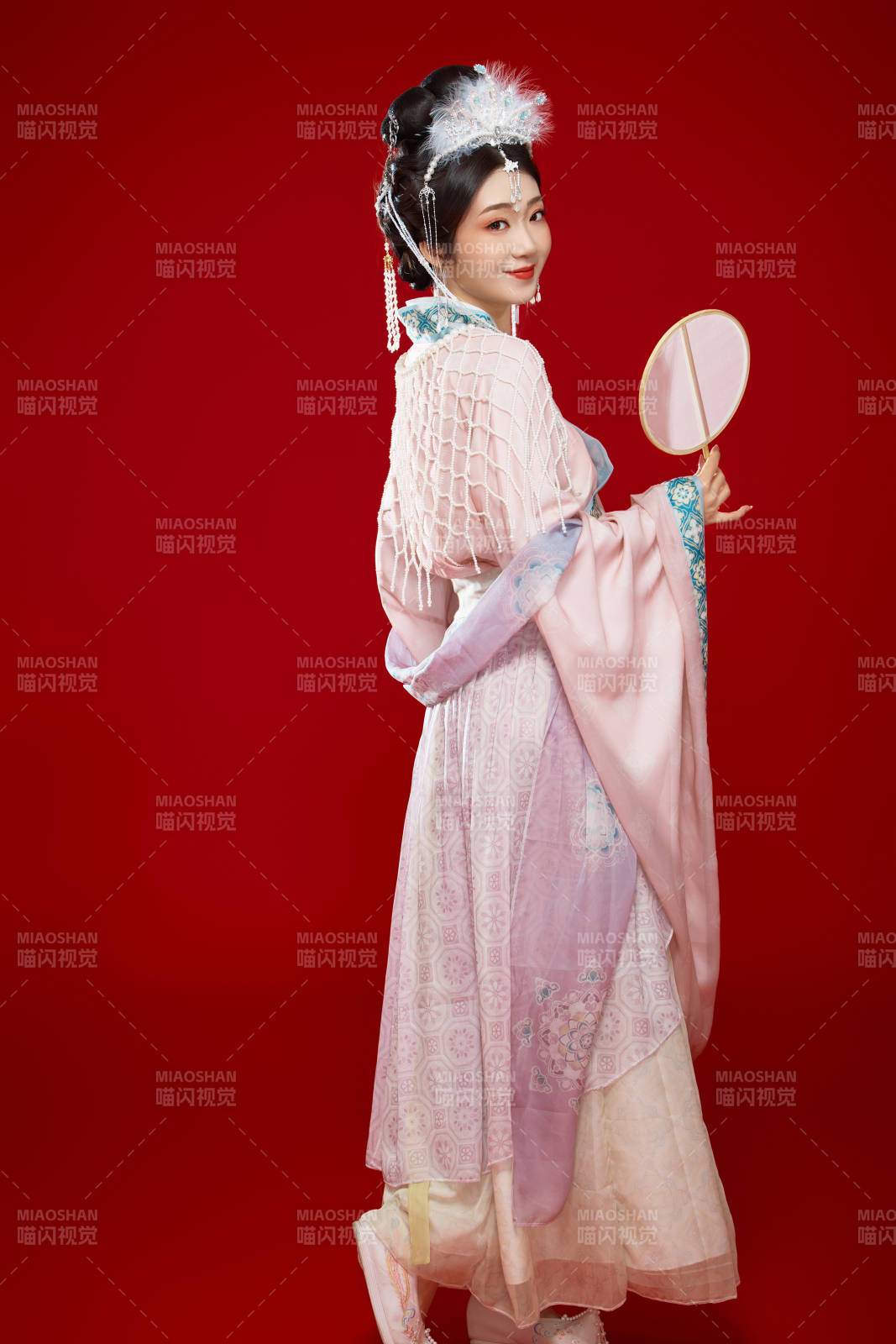 红色背景下身穿中国明朝簪花发饰汉服的美女图片