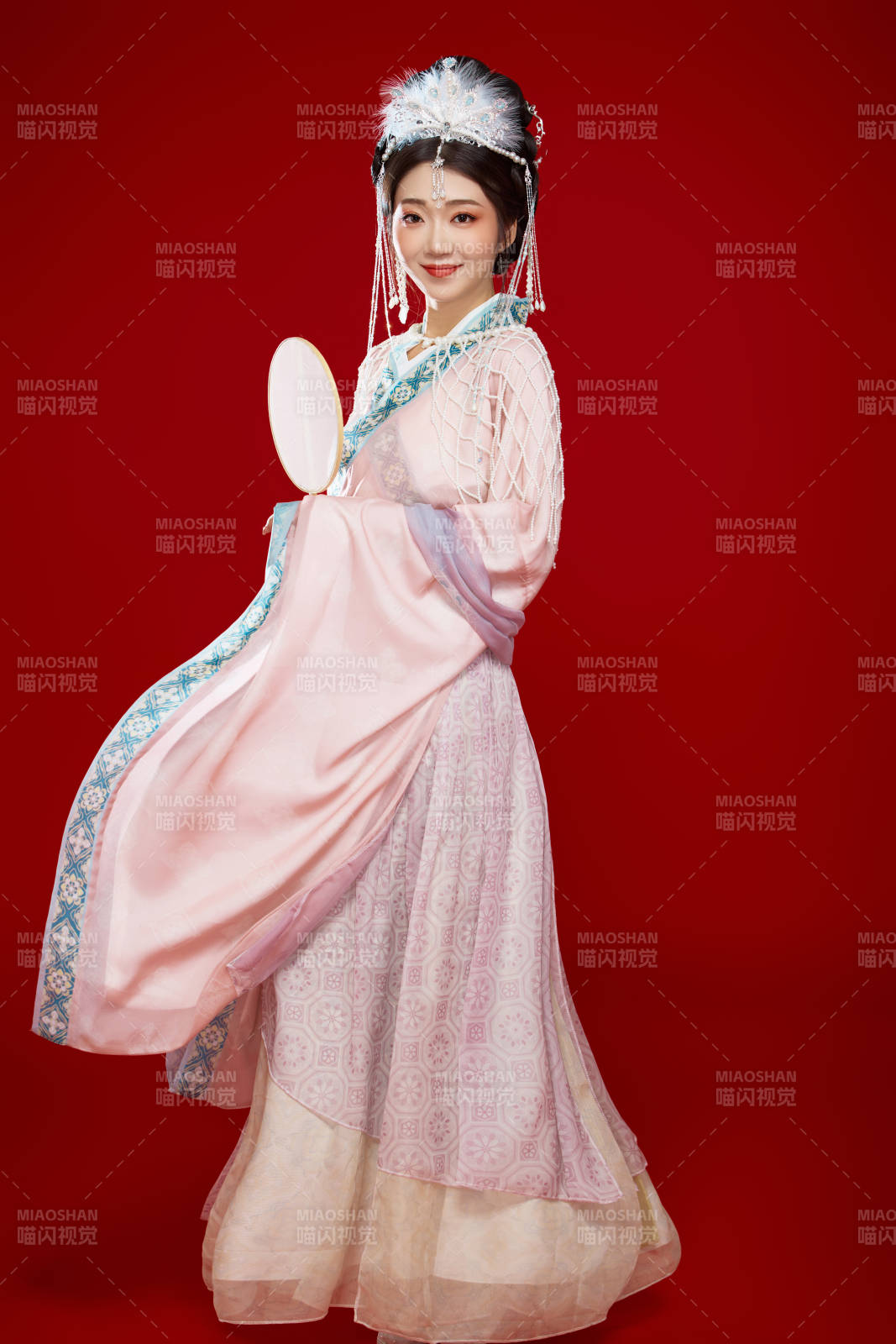 红色背景下身穿中国明朝簪花发饰汉服的美女图片