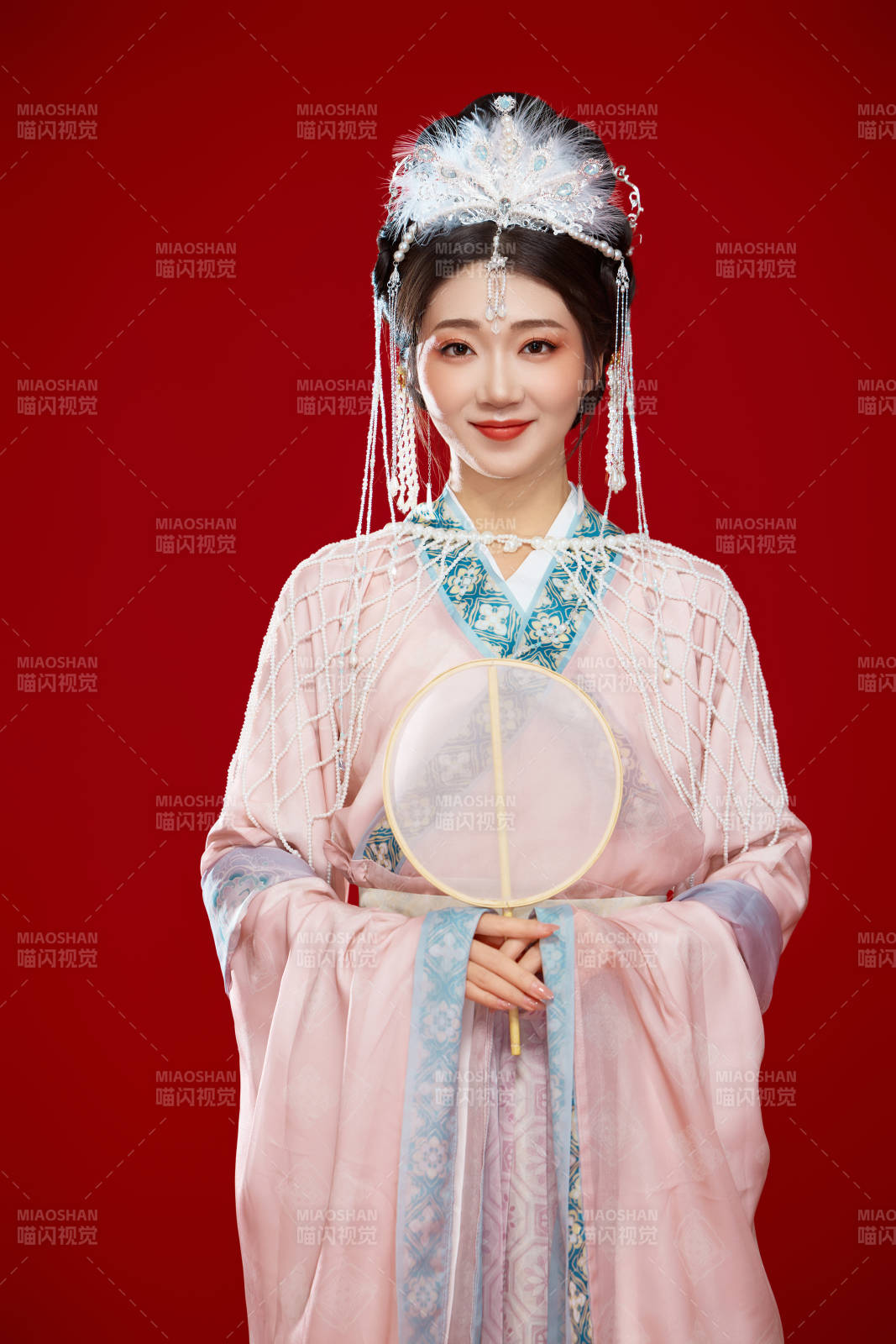 红色背景下身穿中国明朝簪花发饰汉服的美女图片