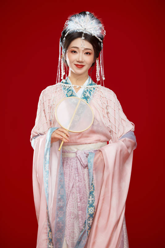 红色背景下身穿中国明朝簪花发饰汉服的美女图片