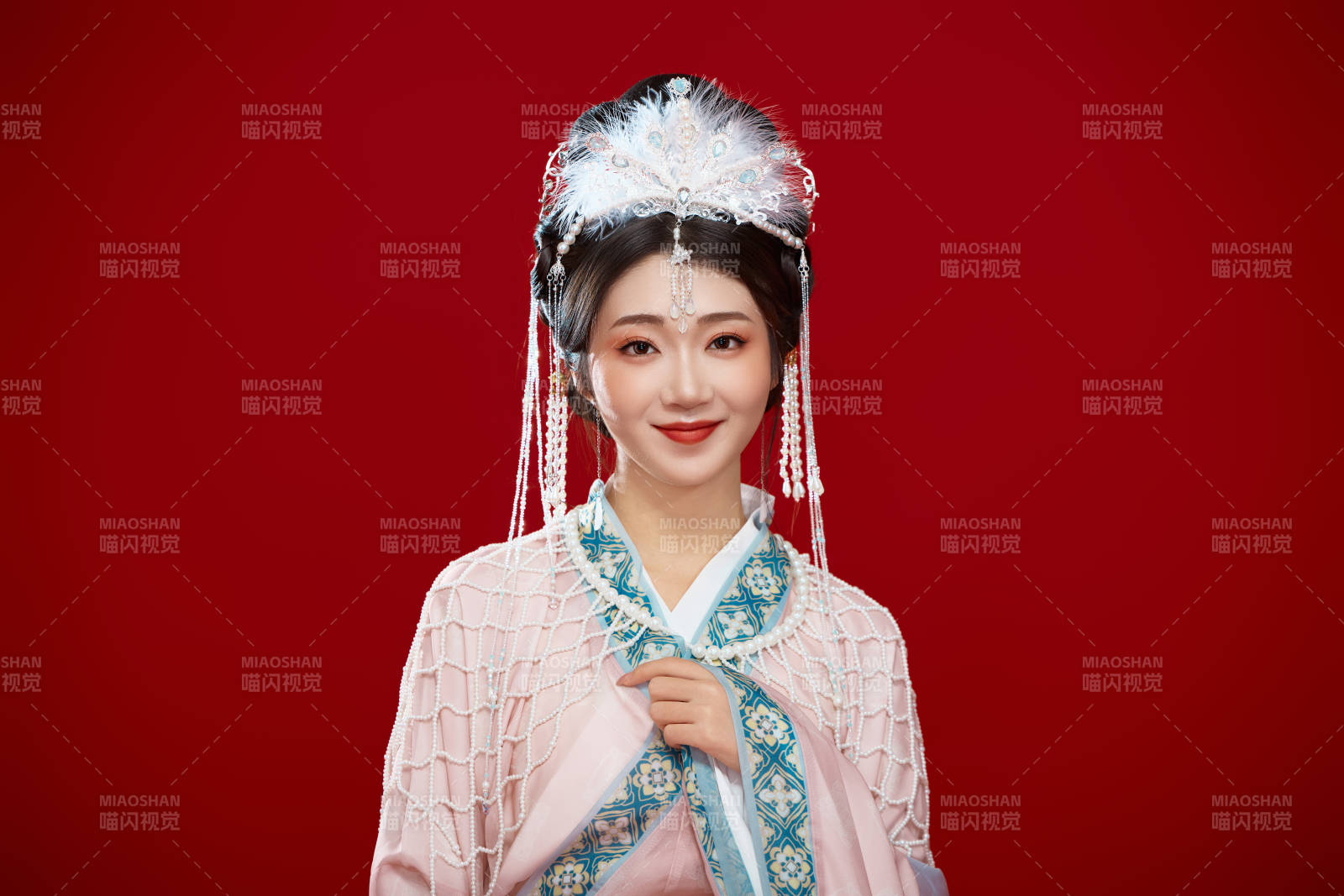 红色背景下身穿中国明朝簪花发饰汉服的美女图片