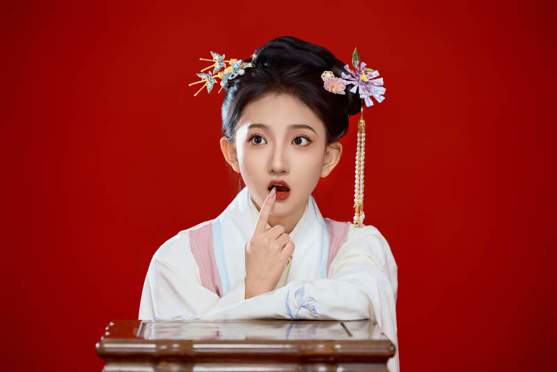 红色背景下穿着中国明朝明制汉服服饰的少女图片