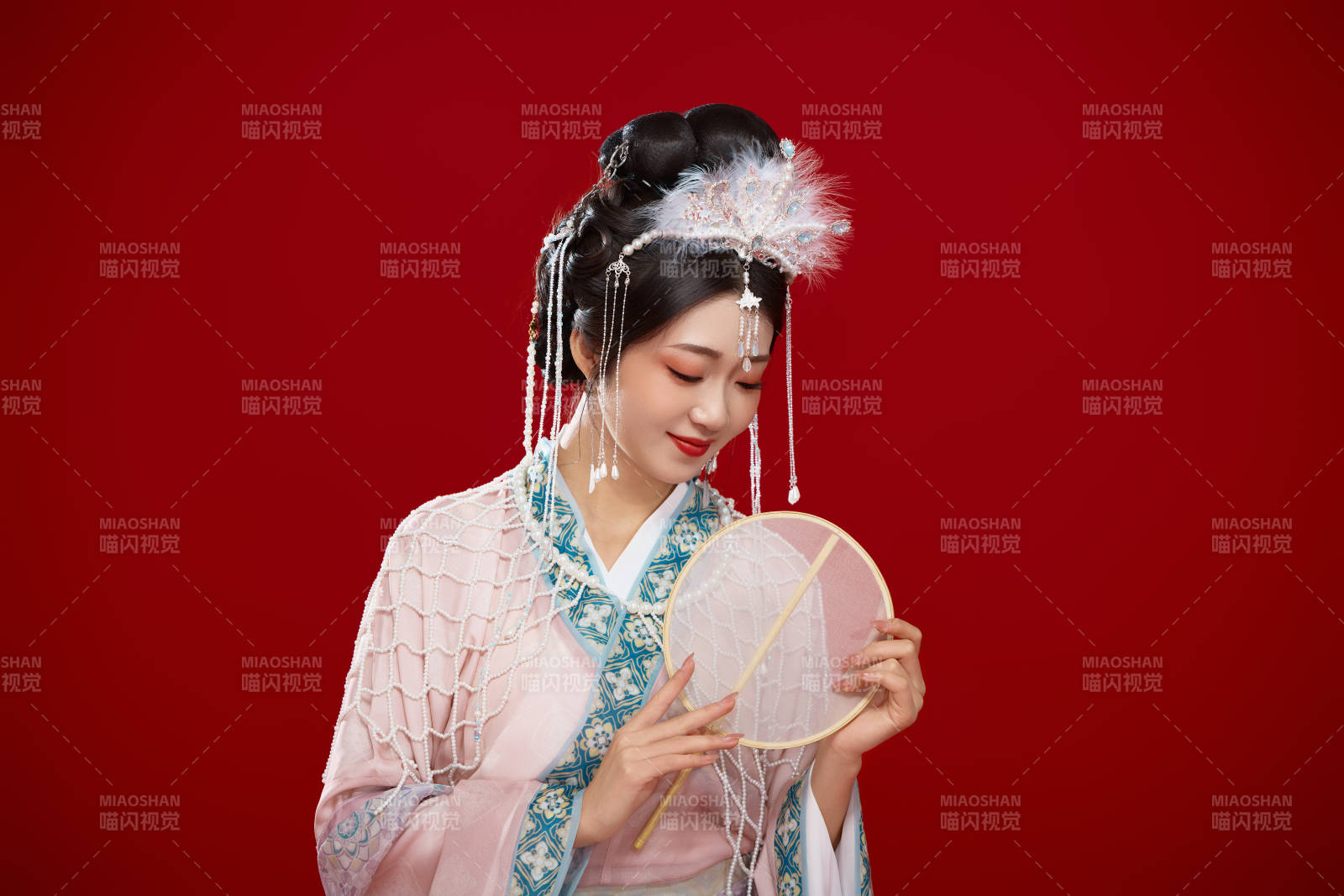 红色背景下身穿中国明朝簪花发饰汉服的美女图片