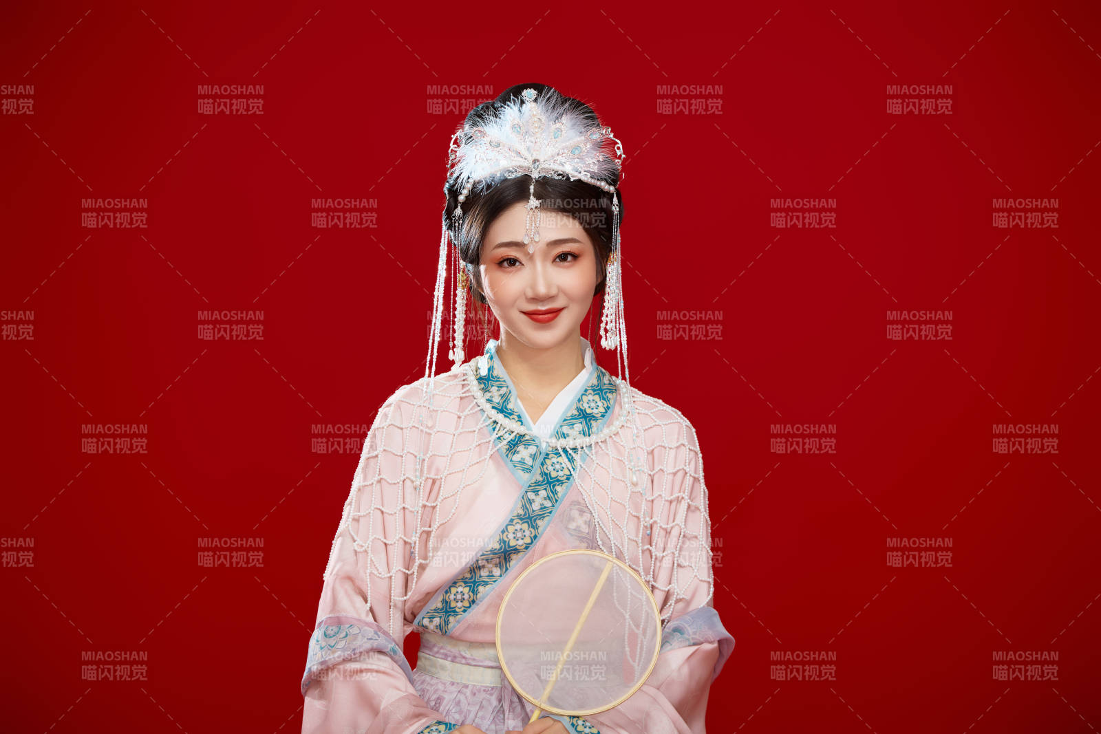 红色背景下身穿中国明朝簪花发饰汉服的美女图片