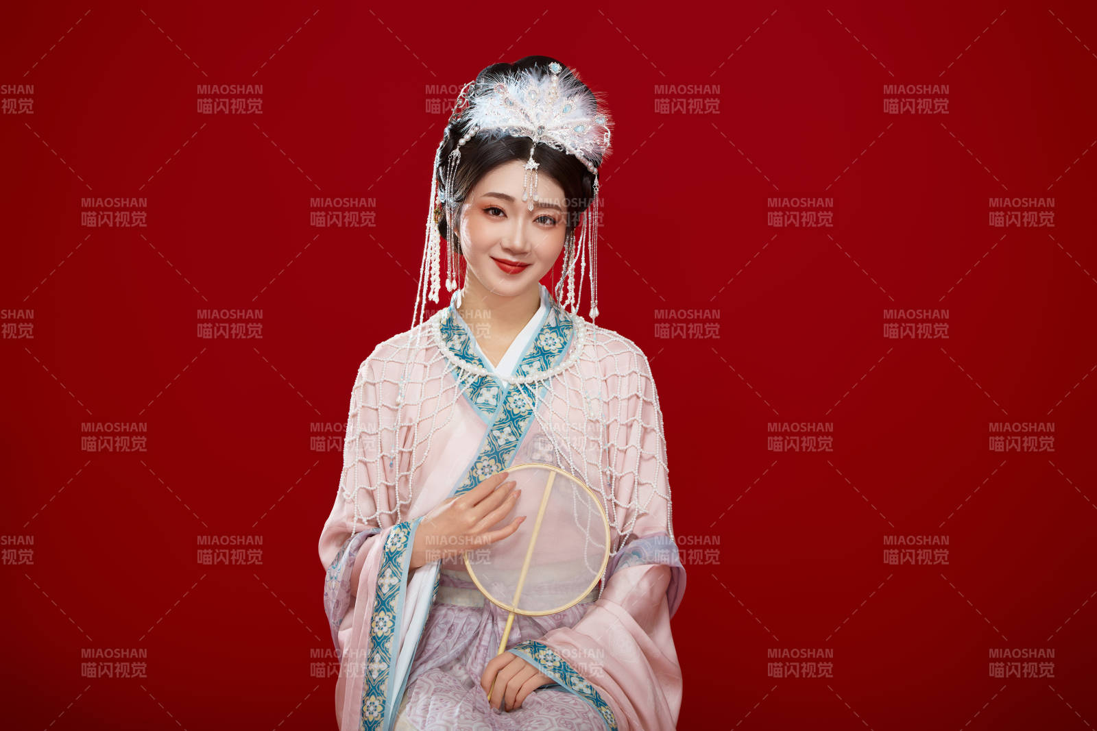 红色背景下身穿中国明朝簪花发饰汉服的美女图片