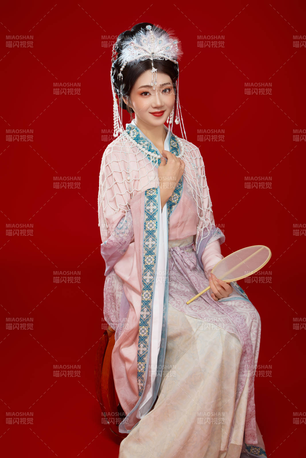 红色背景下身穿中国明朝簪花发饰汉服的美女图片
