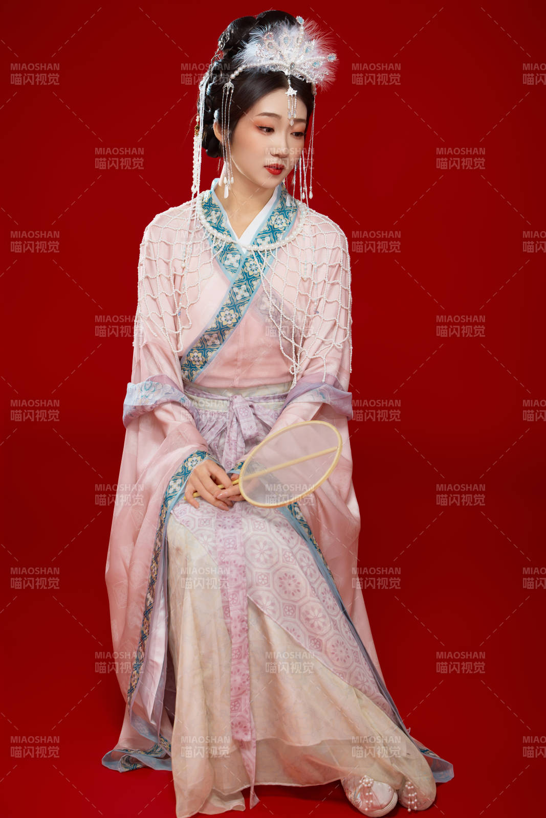 红色背景下身穿中国明朝簪花发饰汉服的美女图片