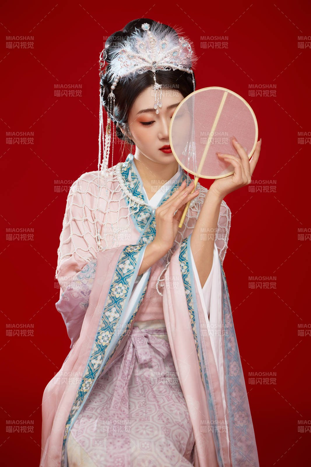 红色背景下身穿中国明朝簪花发饰汉服的美女图片