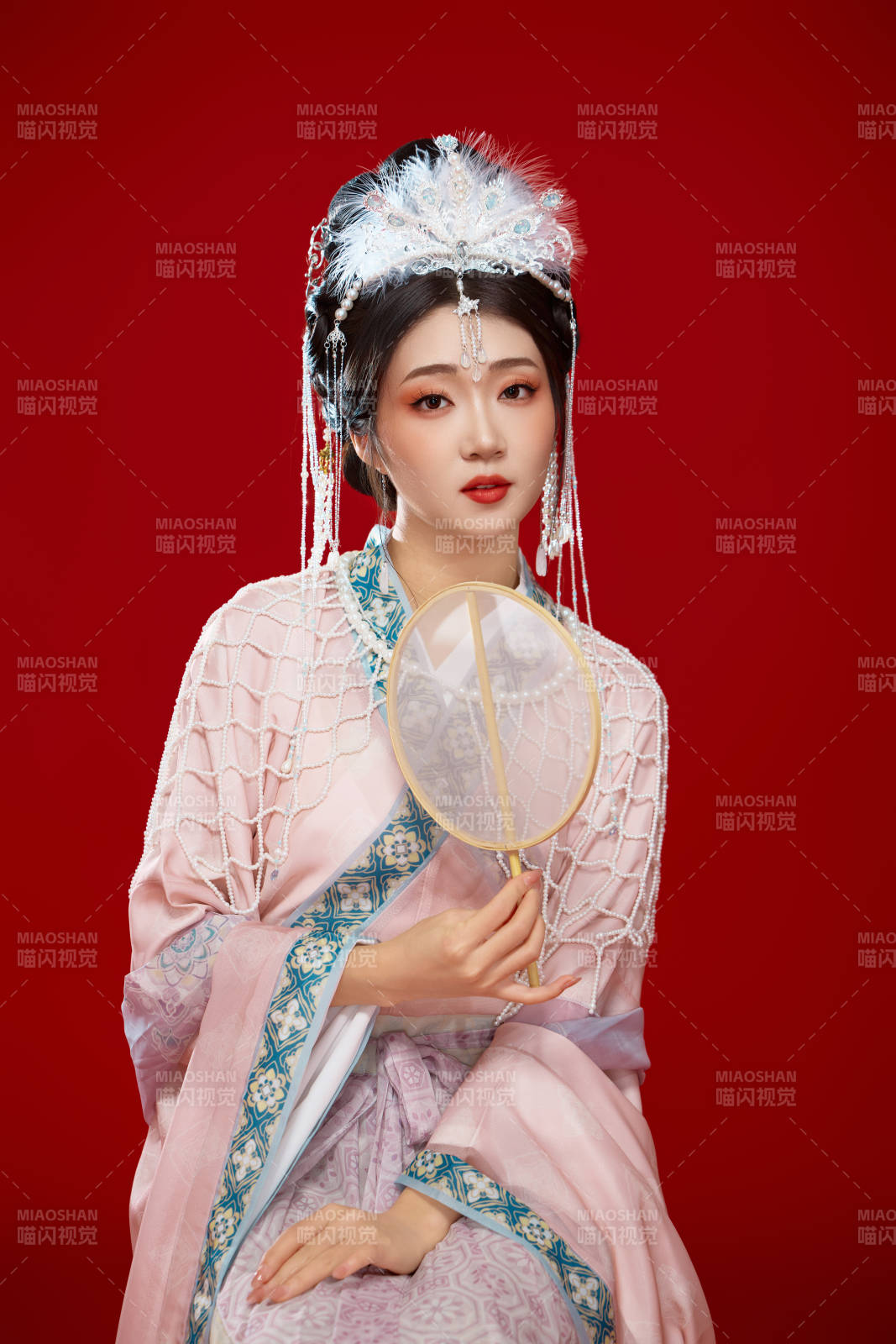 红色背景下身穿中国明朝簪花发饰汉服的美女图片