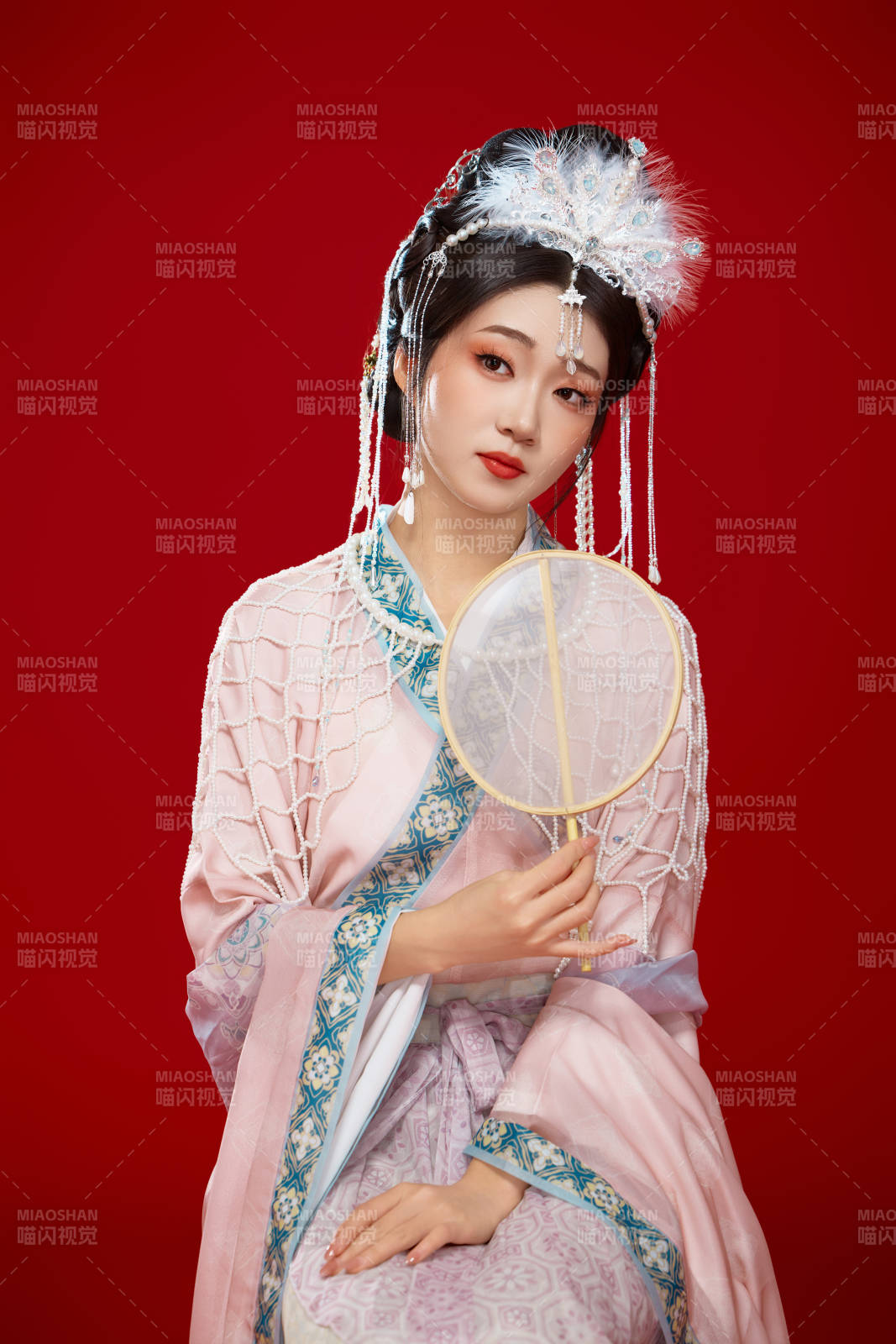 红色背景下身穿中国明朝簪花发饰汉服的美女图片