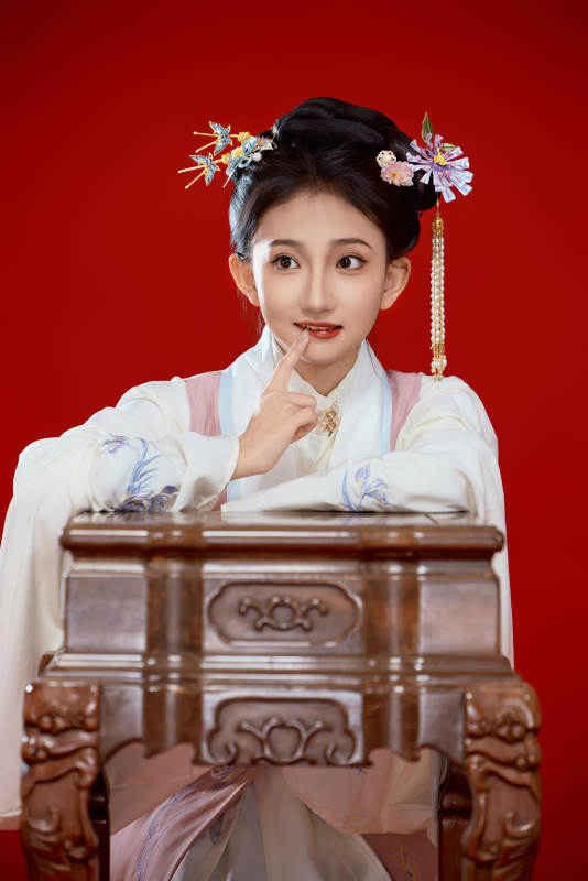 红色背景下穿着中国明朝明制汉服服饰的少女图片
