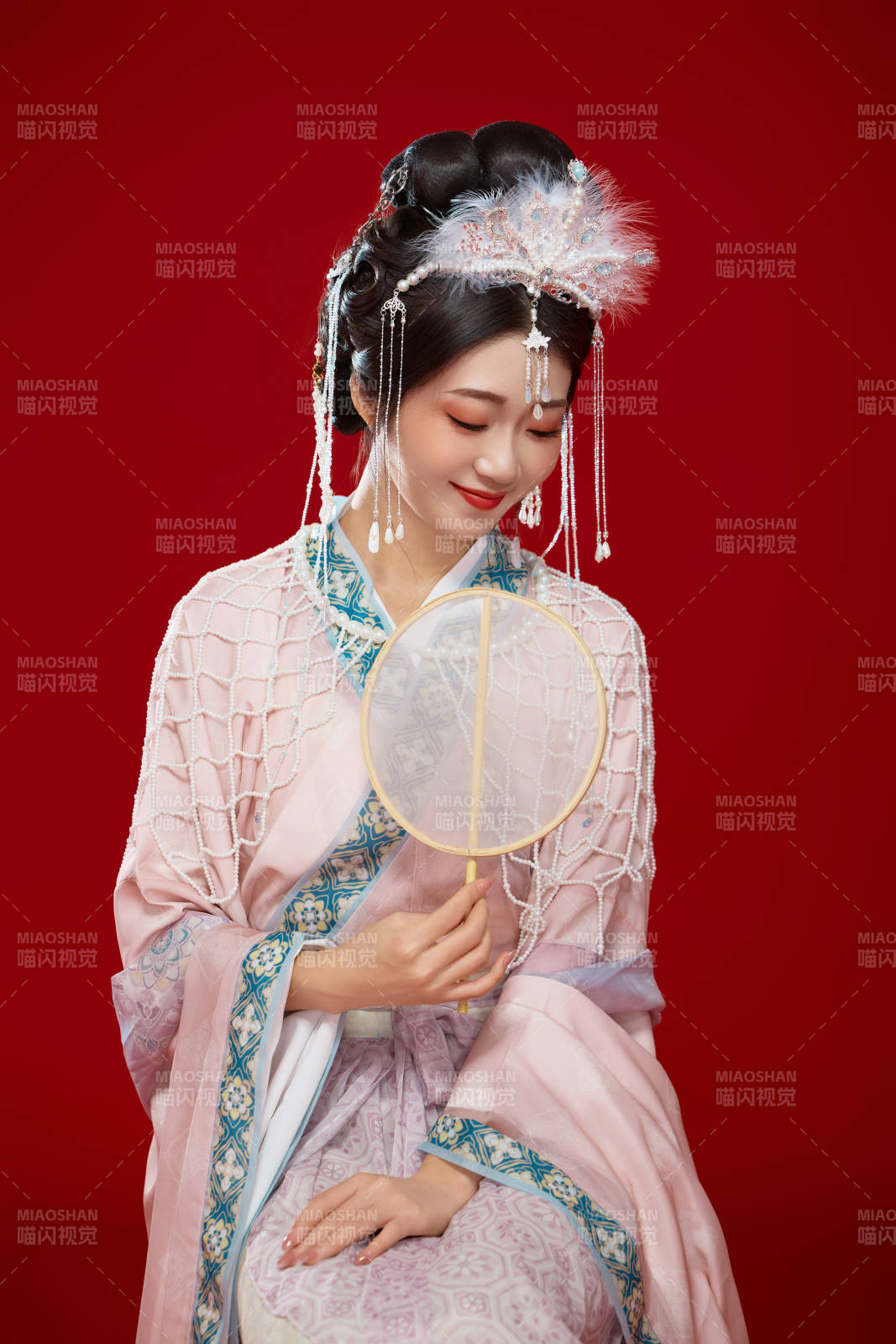 红色背景下身穿中国明朝簪花发饰汉服的美女图片