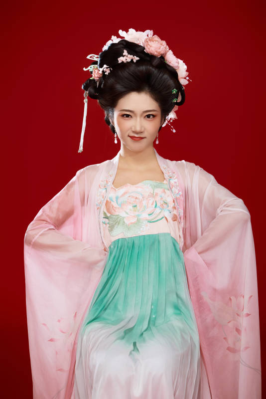 红色背景下穿着中国古代唐朝服饰的美女图片