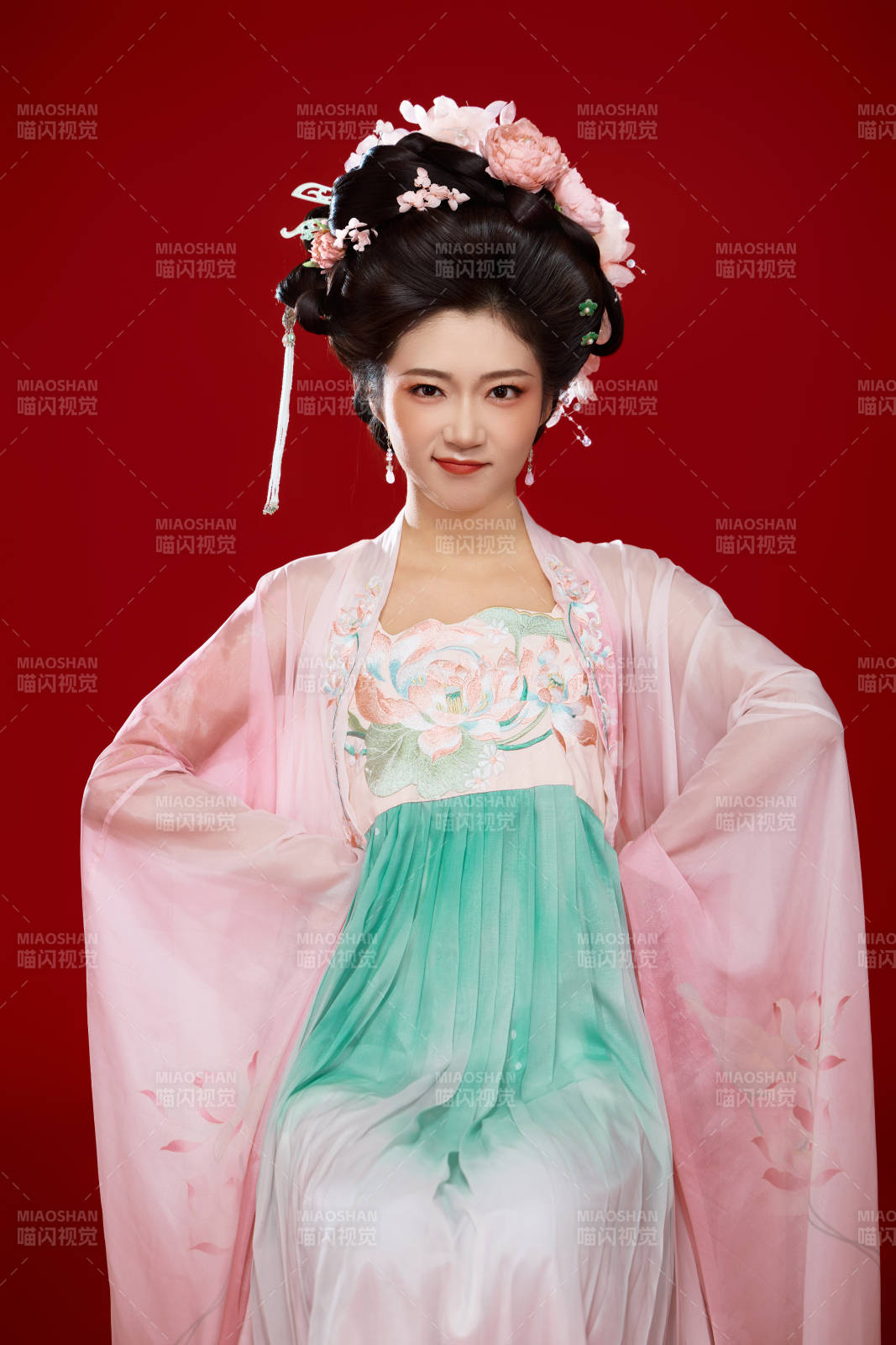 红色背景下穿着中国古代唐朝服饰的美女图片