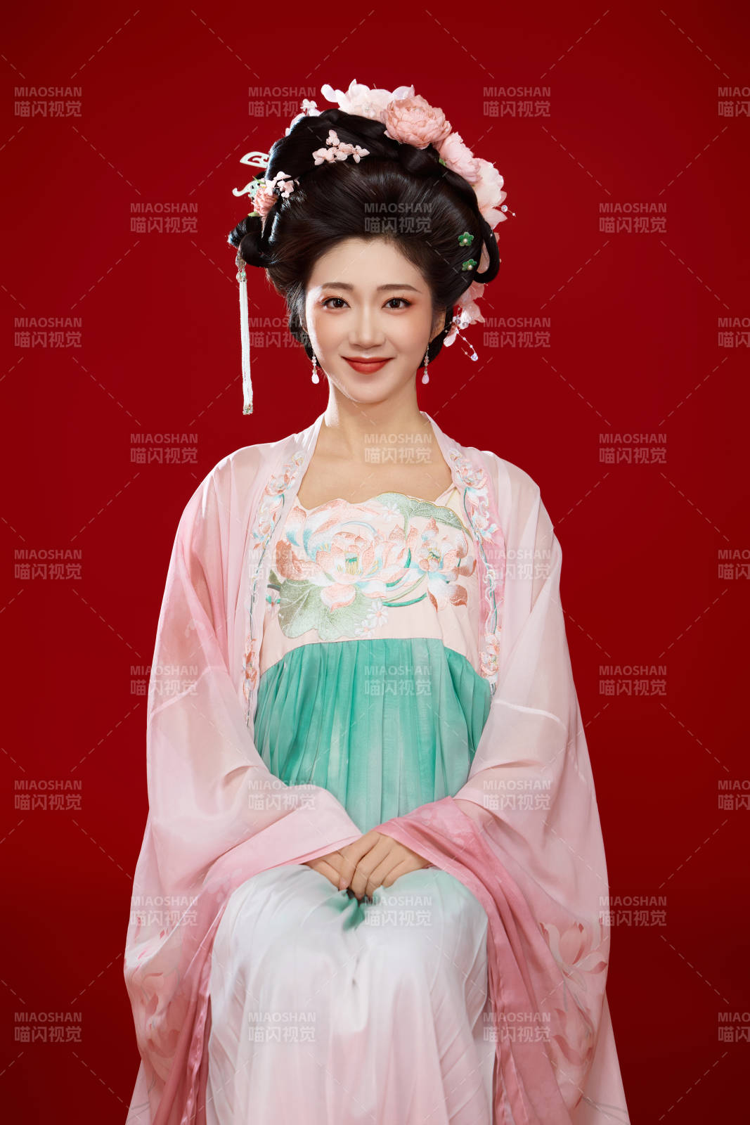 红色背景下穿着中国古代唐朝服饰的美女图片