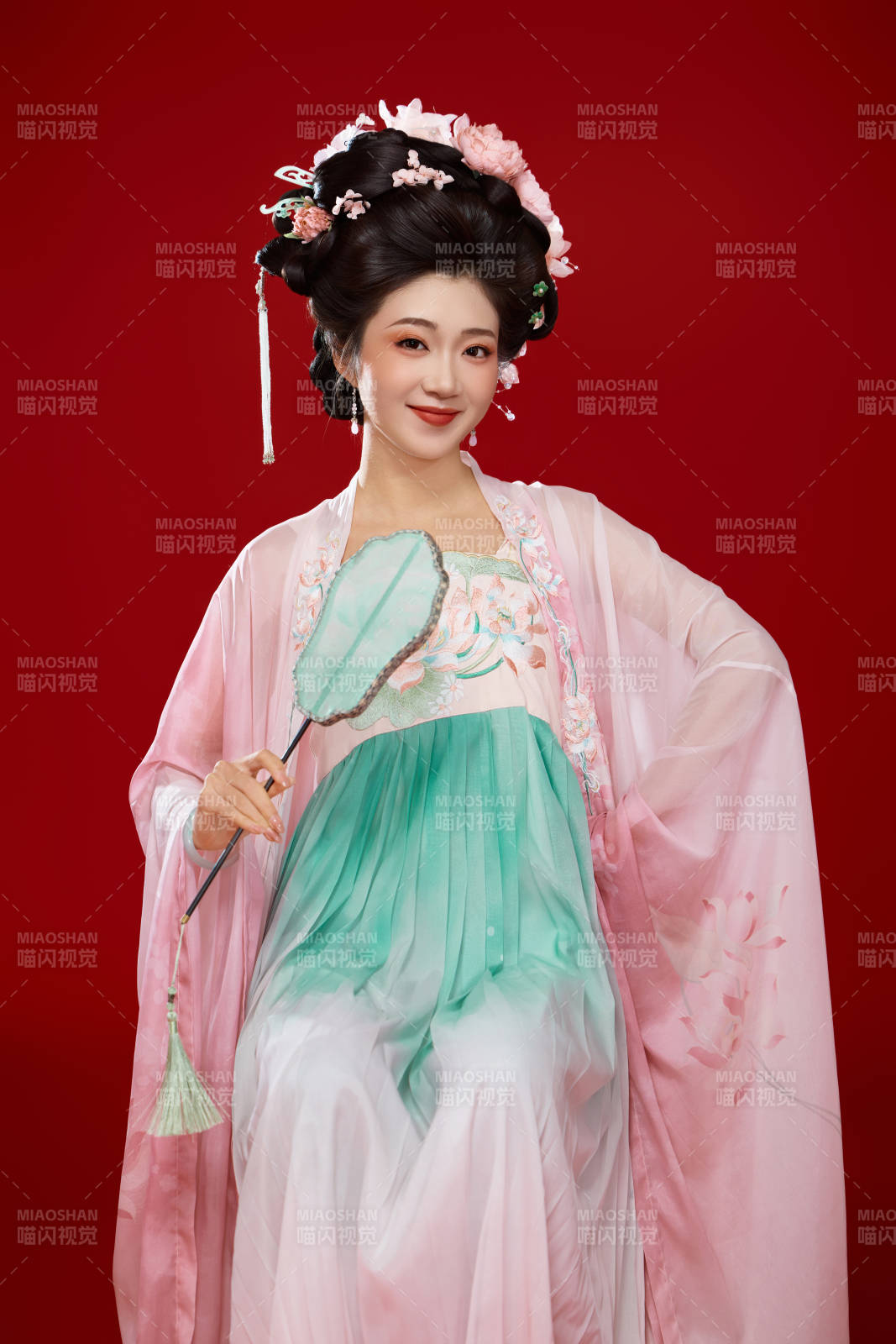 红色背景下穿着中国古代唐朝服饰的美女图片