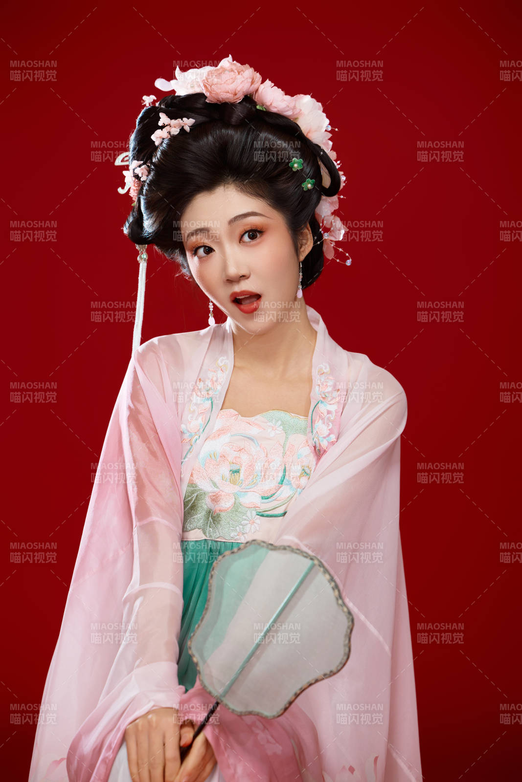 红色背景下穿着中国古代唐朝服饰的美女图片