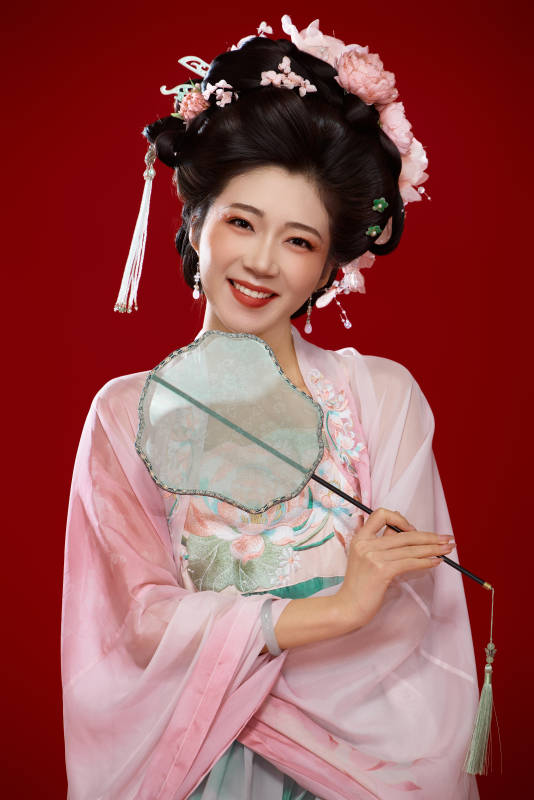 红色背景下穿着中国古代唐朝服饰的美女图片