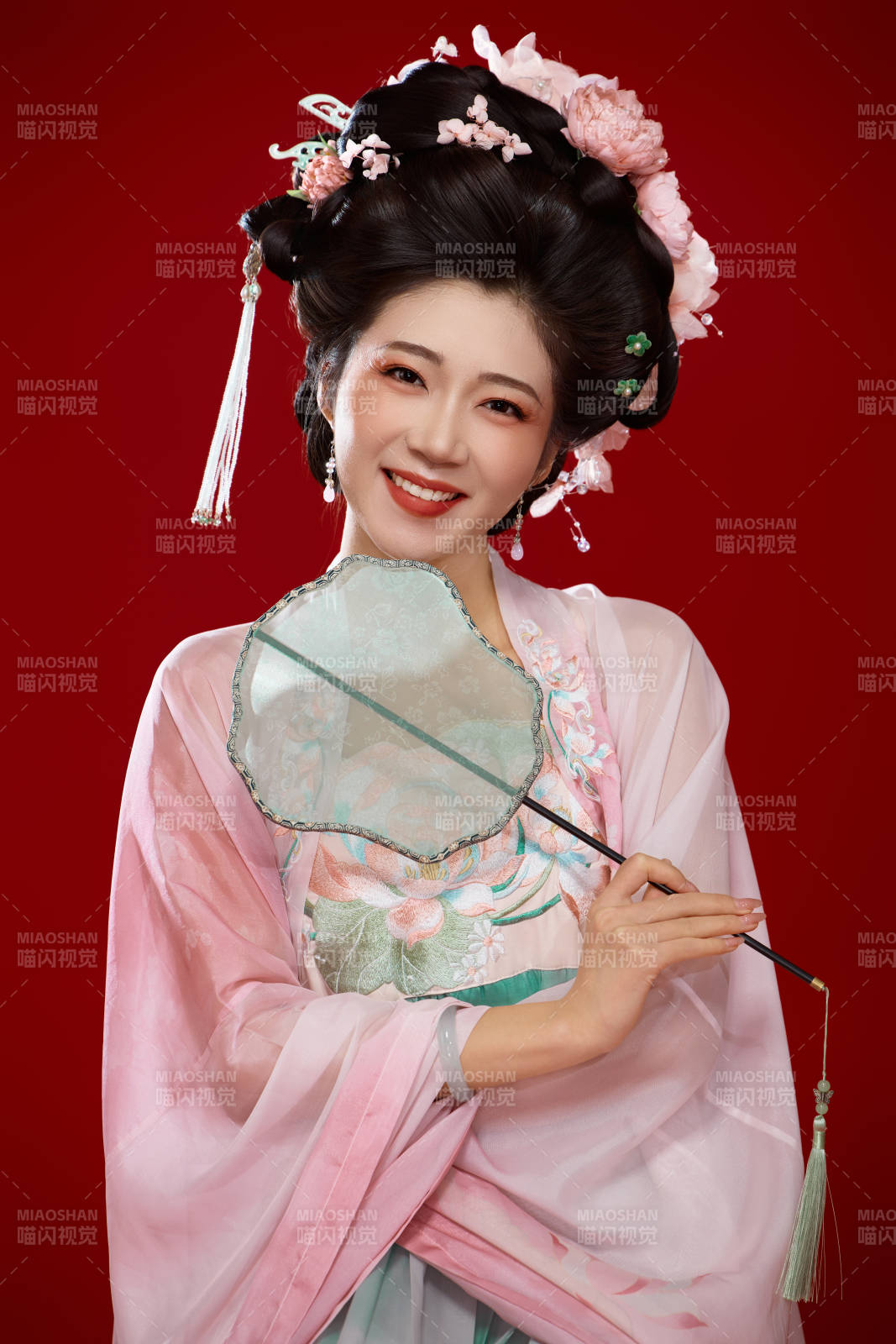 红色背景下穿着中国古代唐朝服饰的美女图片