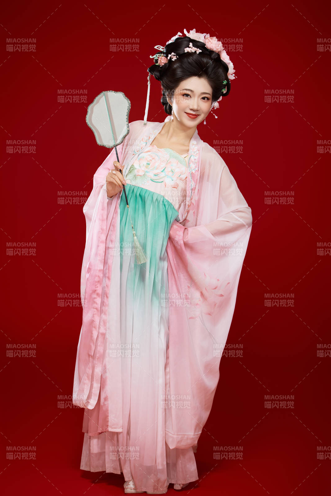 红色背景下穿着中国古代唐朝服饰的美女图片