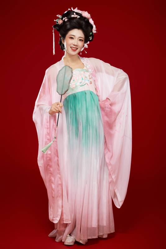 红色背景下穿着中国古代唐朝服饰的美女图片