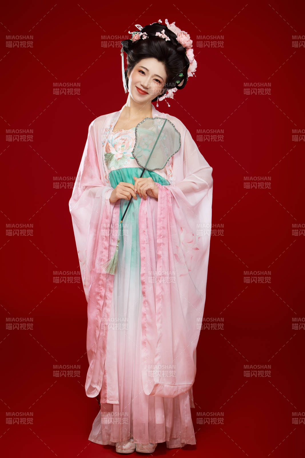 红色背景下穿着中国古代唐朝服饰的美女图片