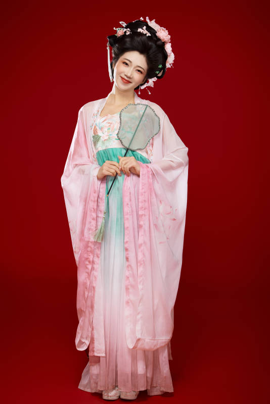 红色背景下穿着中国古代唐朝服饰的美女图片