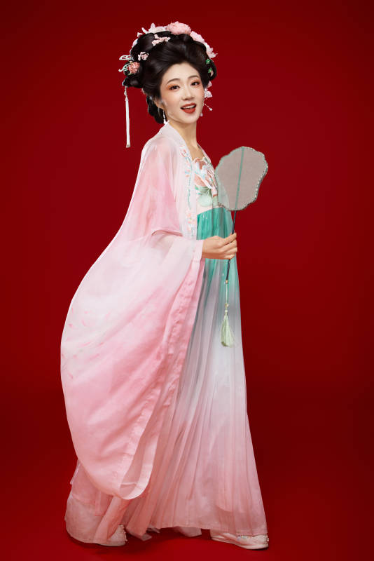 红色背景下穿着中国古代唐朝服饰的美女图片