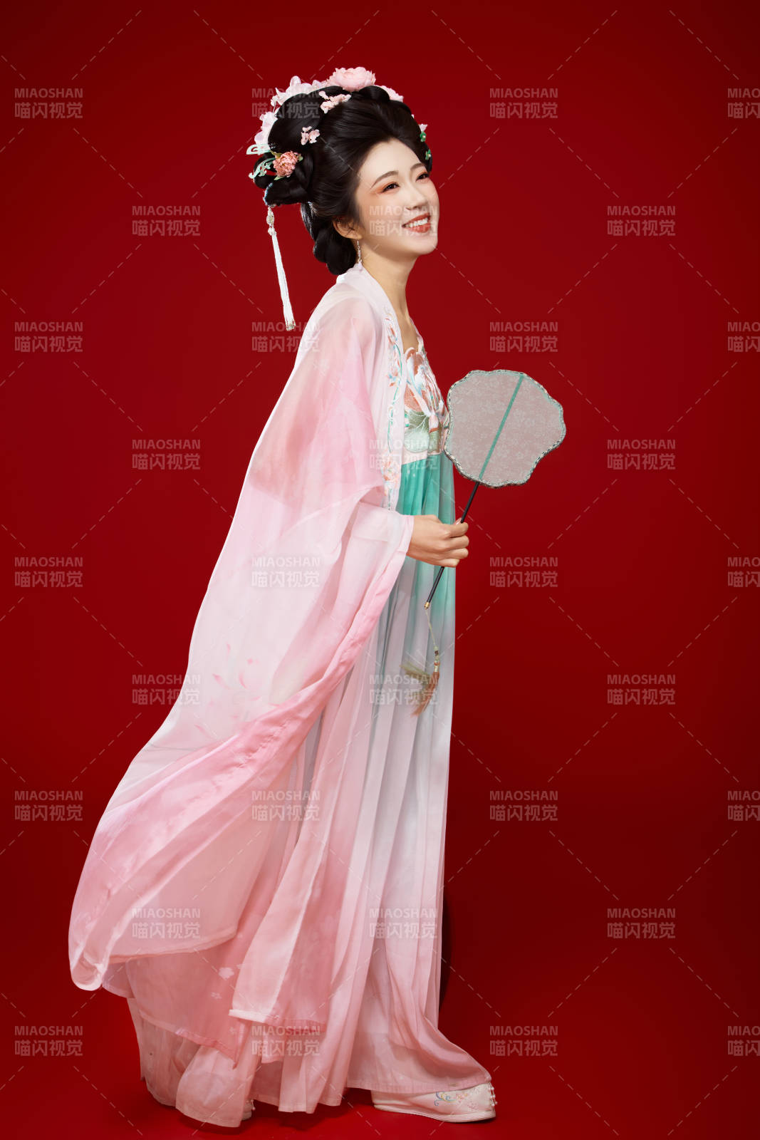 红色背景下穿着中国古代唐朝服饰的美女图片