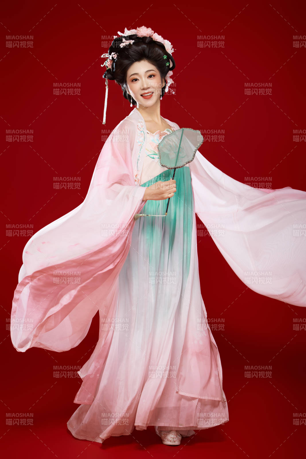 红色背景下穿着中国古代唐朝服饰的美女图片