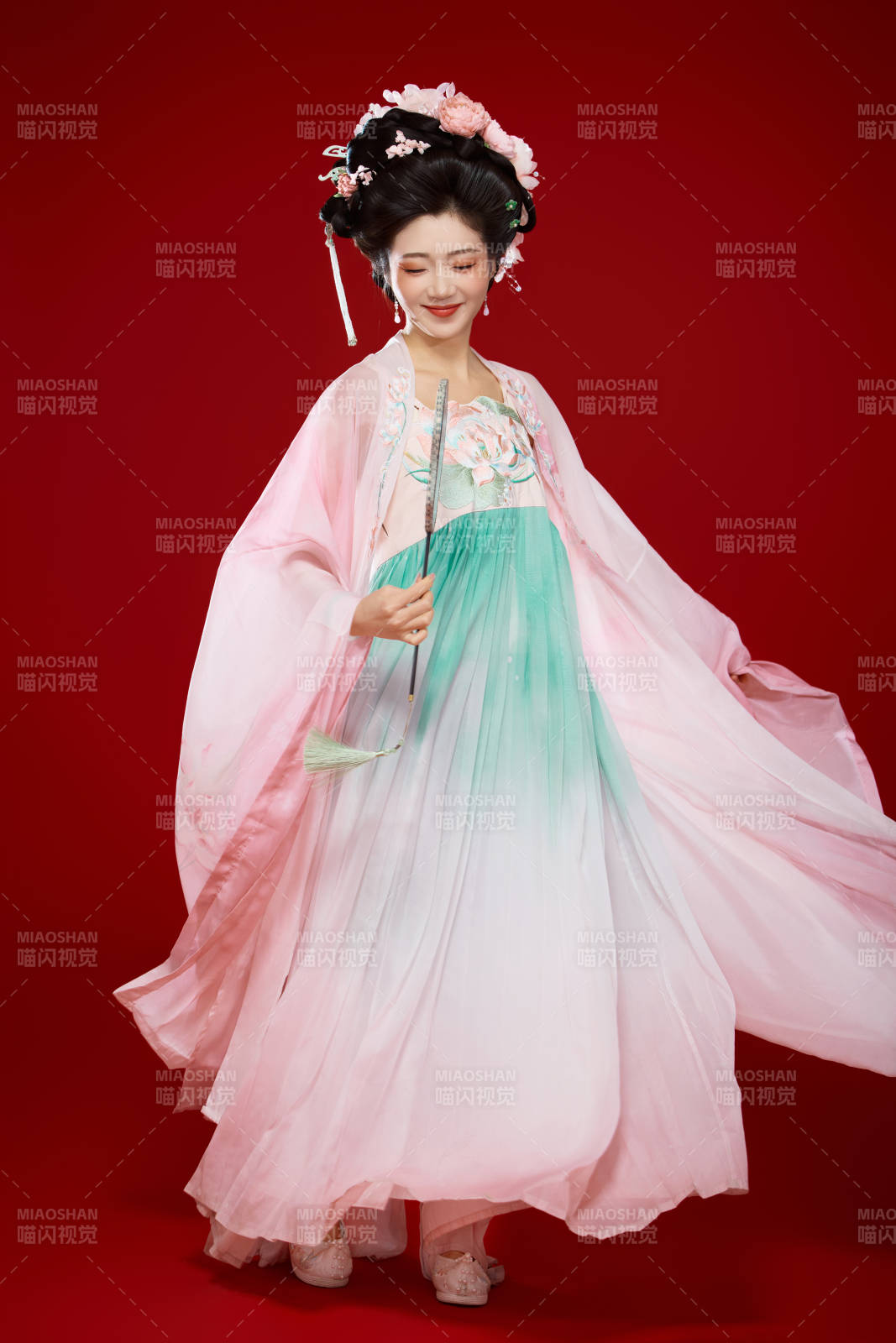 红色背景下穿着中国古代唐朝服饰的美女图片