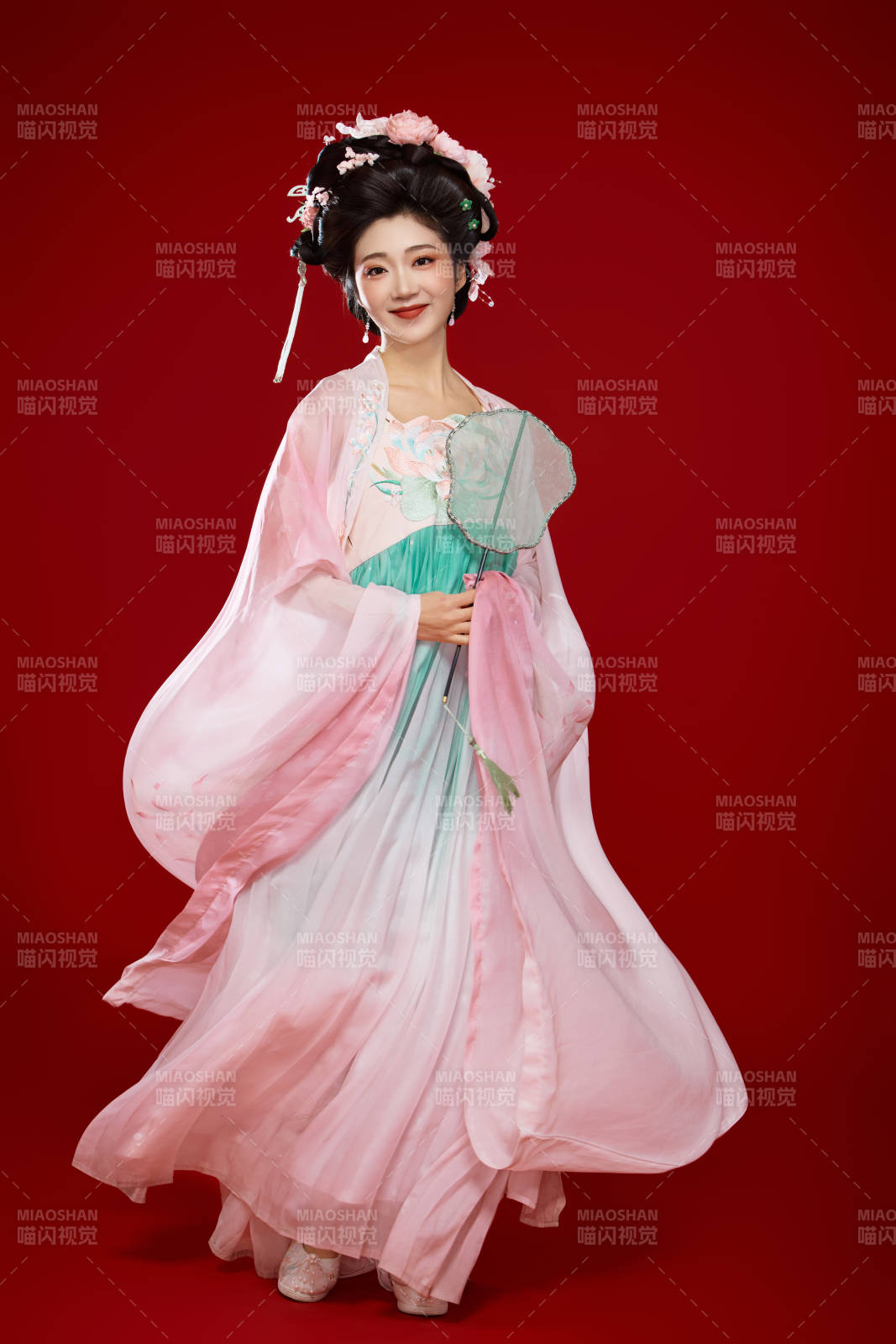 红色背景下穿着中国古代唐朝服饰的美女图片