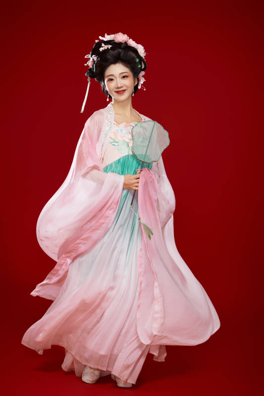 红色背景下穿着中国古代唐朝服饰的美女图片