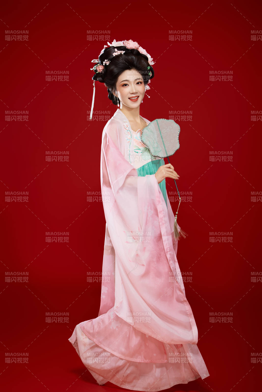 红色背景下穿着中国古代唐朝服饰的美女图片