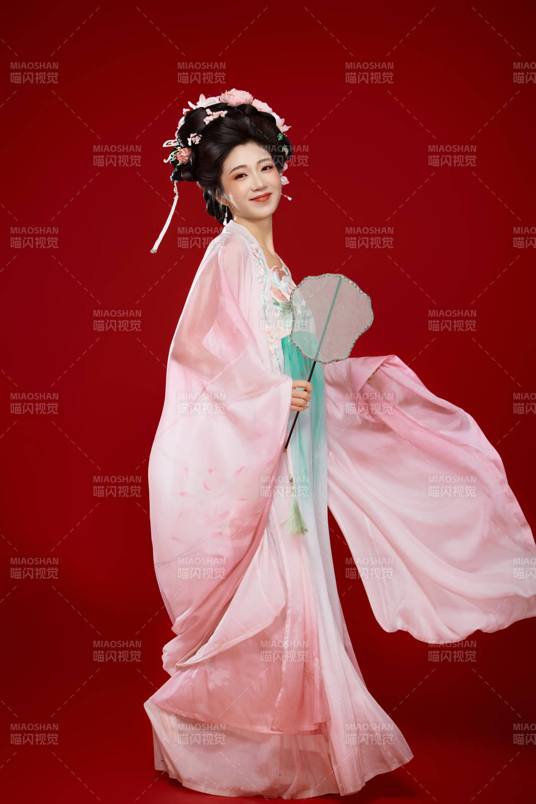 红色背景下穿着中国古代唐朝服饰的美女图片