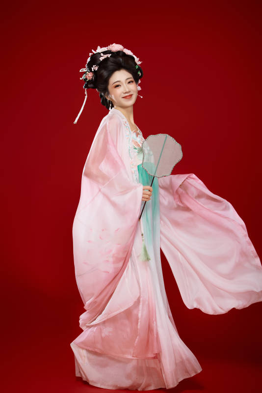 红色背景下穿着中国古代唐朝服饰的美女图片